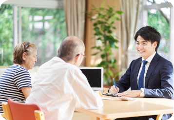 会話をする男性とシニア夫婦